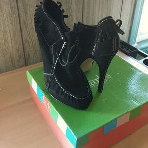 Black suede high heel front platform Charles David barely worn shoes with white